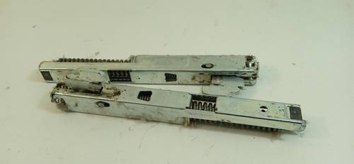 C00139058 Charnière de porte